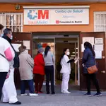Imagen de cola de gente esperando la entrada al centro de salud de Abrantes.