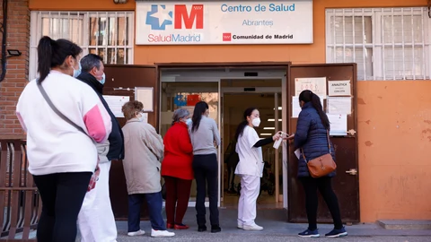 Imagen de cola de gente esperando la entrada al centro de salud de Abrantes.