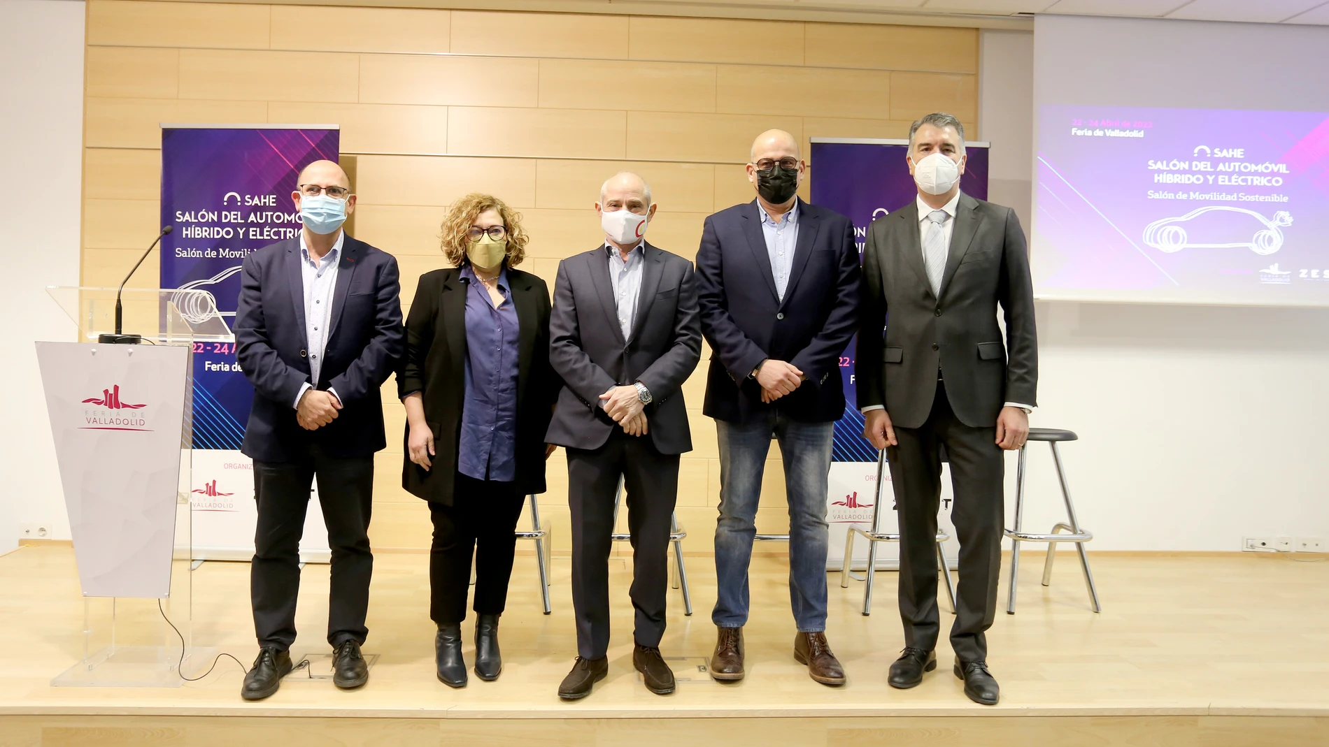 Presentación del Salón del Automóvil Híbrido y Eléctrico, que se celebrará en la Feria de Valladolid el próximo mes de abril, con la participación de los concejales Charo Chávez y Luis Vélez, el presidente del Comité Ejecutivo y el director general de la Feria de Valladolid, Víctor Caramanzana y Alberto Alonso, y el director general de Zest, José Oliveira
