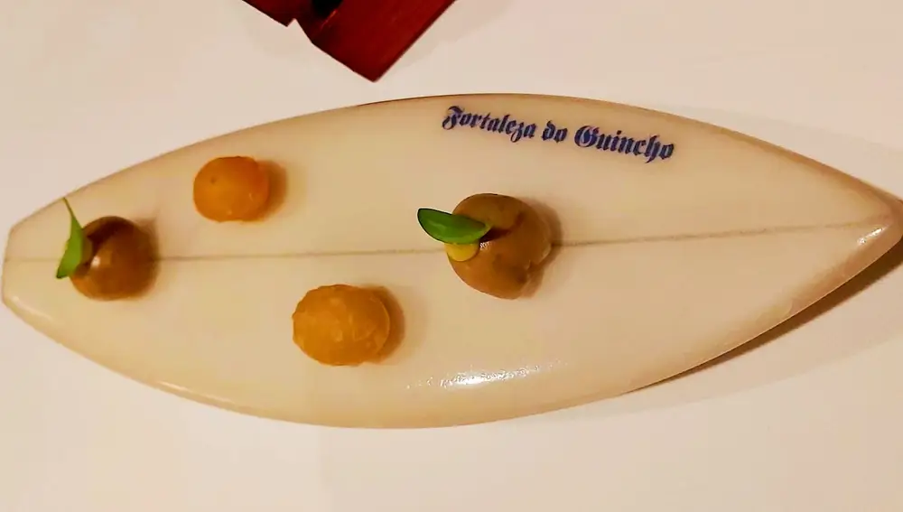 Esta elaboración, en homenaje a los muchos surfistas que practican este deporte en este litoral, se llama choco surfista