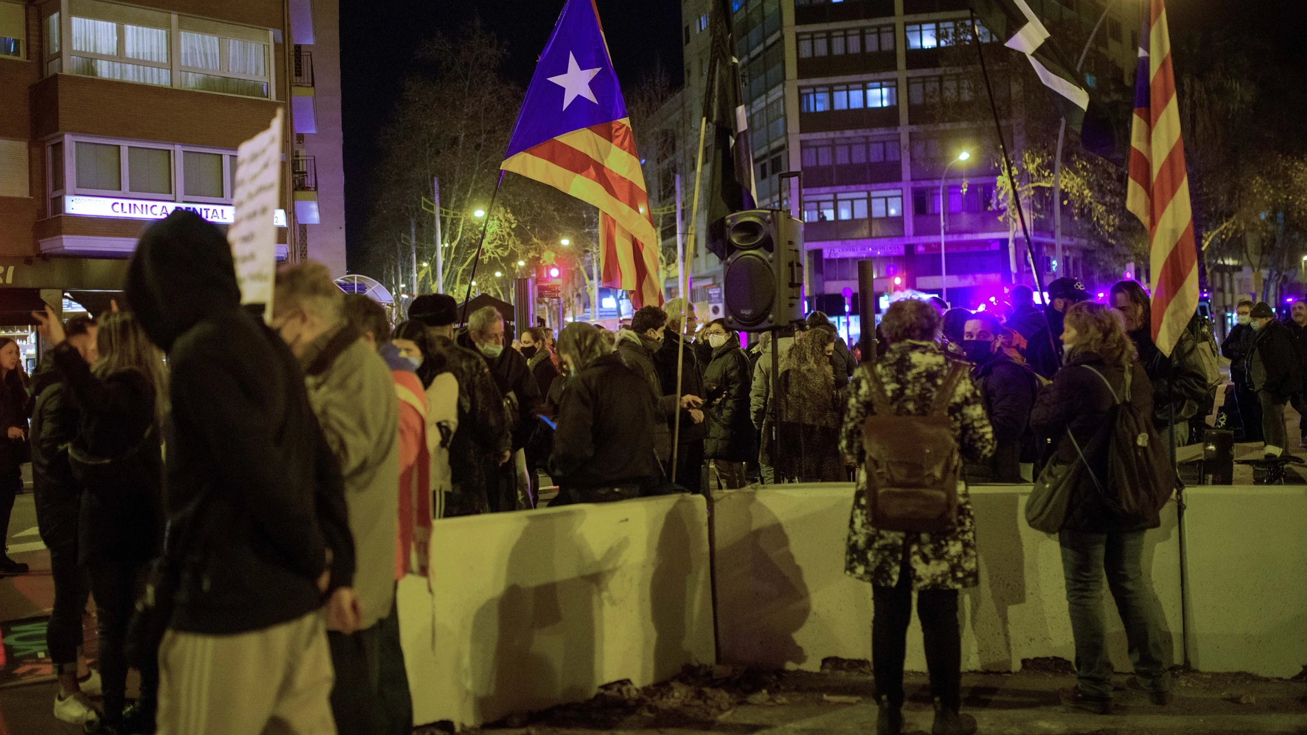 Un grupo de personas se concentra en la avenida Meridiana de Barcelona.