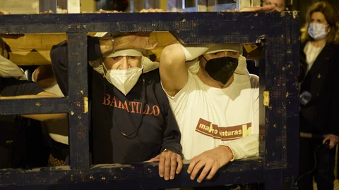 Ensayo de costaleros de la hermandad del Baratillo, en Sevilla
