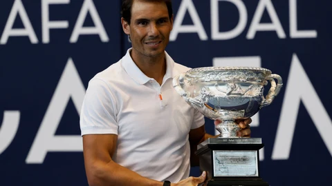 El tenista Rafael Nadal con el trofeo del Open de Australia