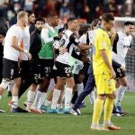 Los jugadores del Valencia CF celebran su clasificación a semifinales de la Copa del Rey tras ganar al Cádiz en el estadio de Mestalla .EFE/ Kai Försterling