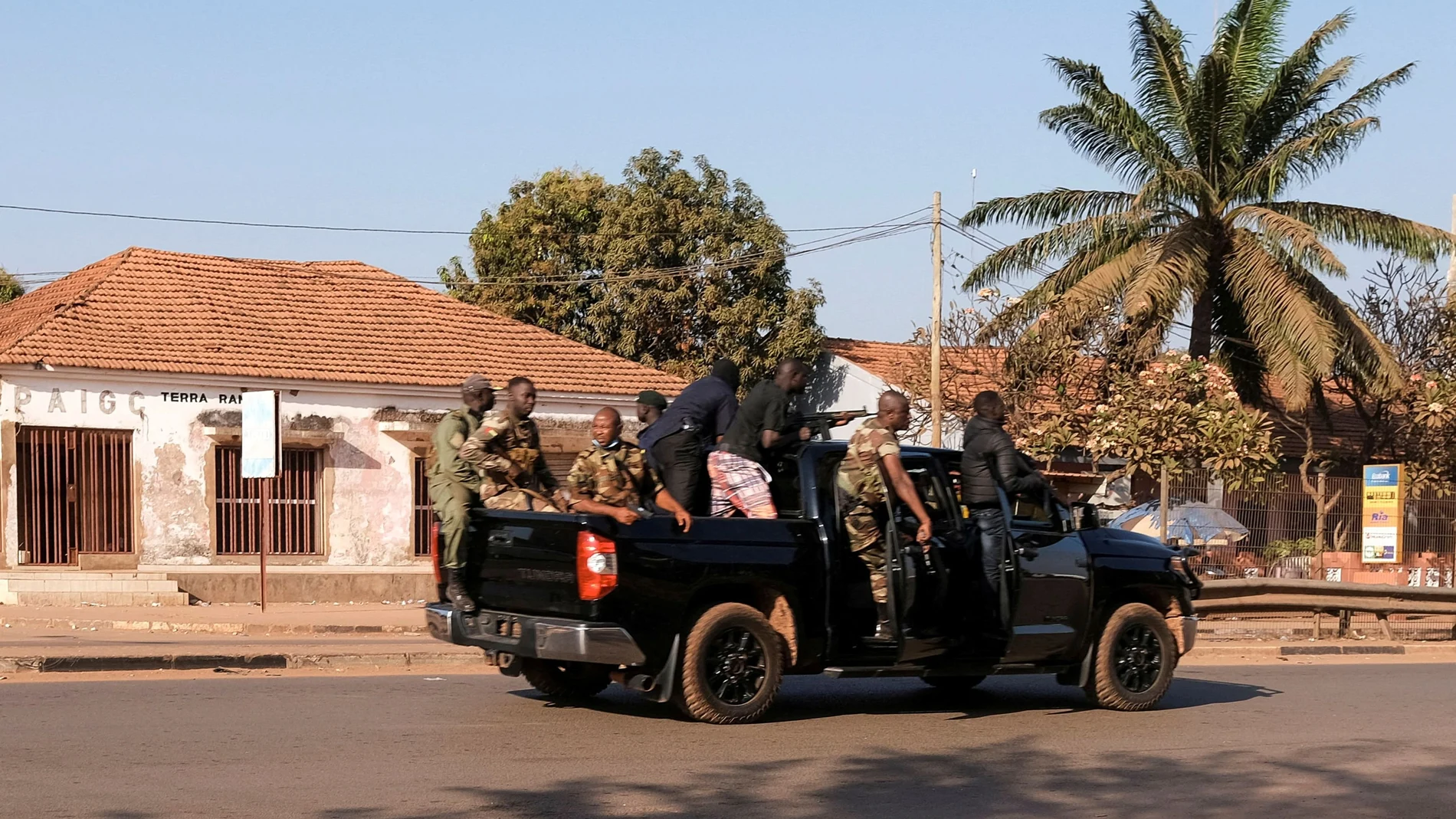 Soldados de las Fuerzas de Seguridad de Guinea Bissau patrullan la capital tras el tiroteo ocurrido en el palacio presidencial, el pasado 1 de Febrero.