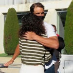 EMOTIVO ABRAZO DE XISCA PERELLÓ A RAFA NADAL A SU LLEGADA A MALLORCA