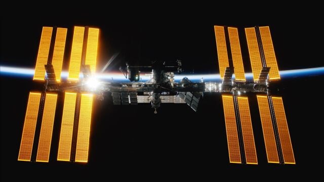 La ISS orbita a la Tierra a una altitud de 418 kilómetros desde 1998.