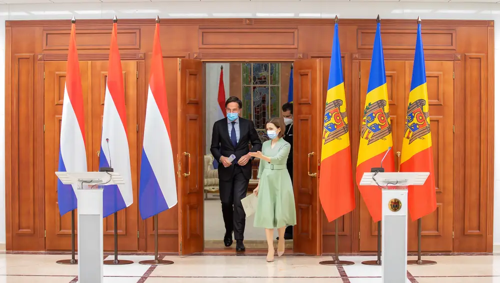 Chisinau (Moldavia), 02/02/2022.- La presidenta Maia Sandu de Moldavia y el Primer Ministro holandés Mark Rutte durante una rueda de prensa celebrada en Chisinau.