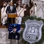 El alcalde de Nueva York, Eric Adams, durante el funeral de un policía asesinado el pasado 2 de febrero