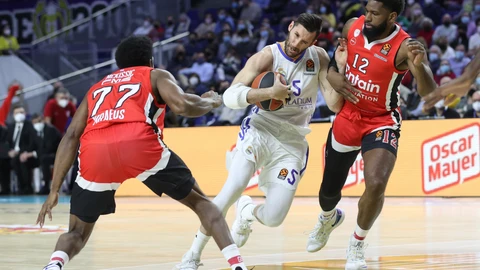 Rudy intenta superar la defensa de McKissic y Martin