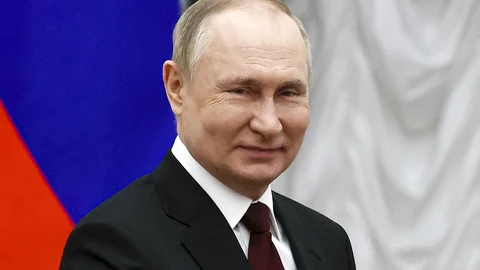 El presidente de Rusia Vladimir Putin atiende a una ceremonia en el Kremlin, este miércoles