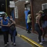 Familiares y amigos de personas intoxicadas por consumo de cocaína adulterada en la periferia de Buenos Aires