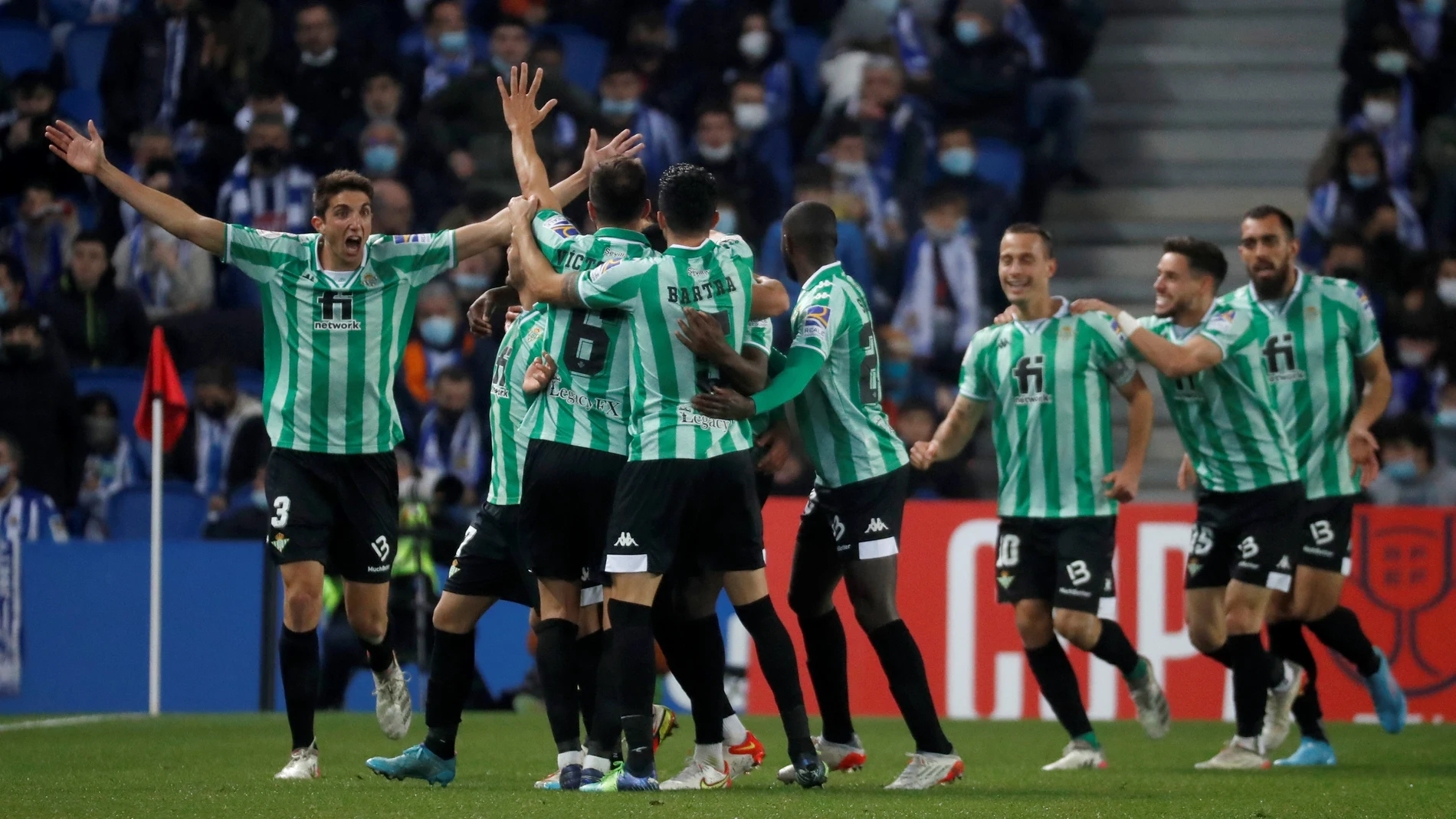 Los jugadores del Betis celebran el segundo gol del equipo andaluz durante el partido de Copa ante la Real Sociedad