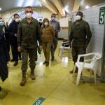 La ministra de Defensa, Margarita Robles, durante una visita a un centro de vacunación este jueves en Santander