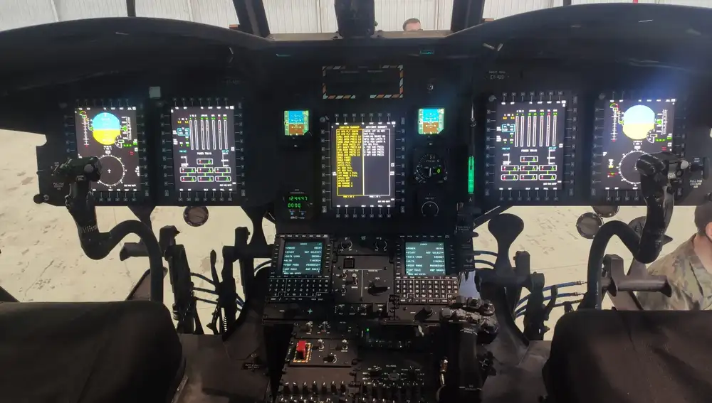 Controles digitales de la cabina del nuevo helicóptero Chinook F