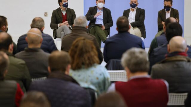 El candidato del PP Fernández Mañueco, junto a Carnero, Íscar y Guzmán Gómez, se reúnen con regantes y opas