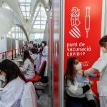 Una persona se vacuna contra el coronavirus en el centro de vacunación en la Ciudad de las Artes y las Ciencia de Valencia