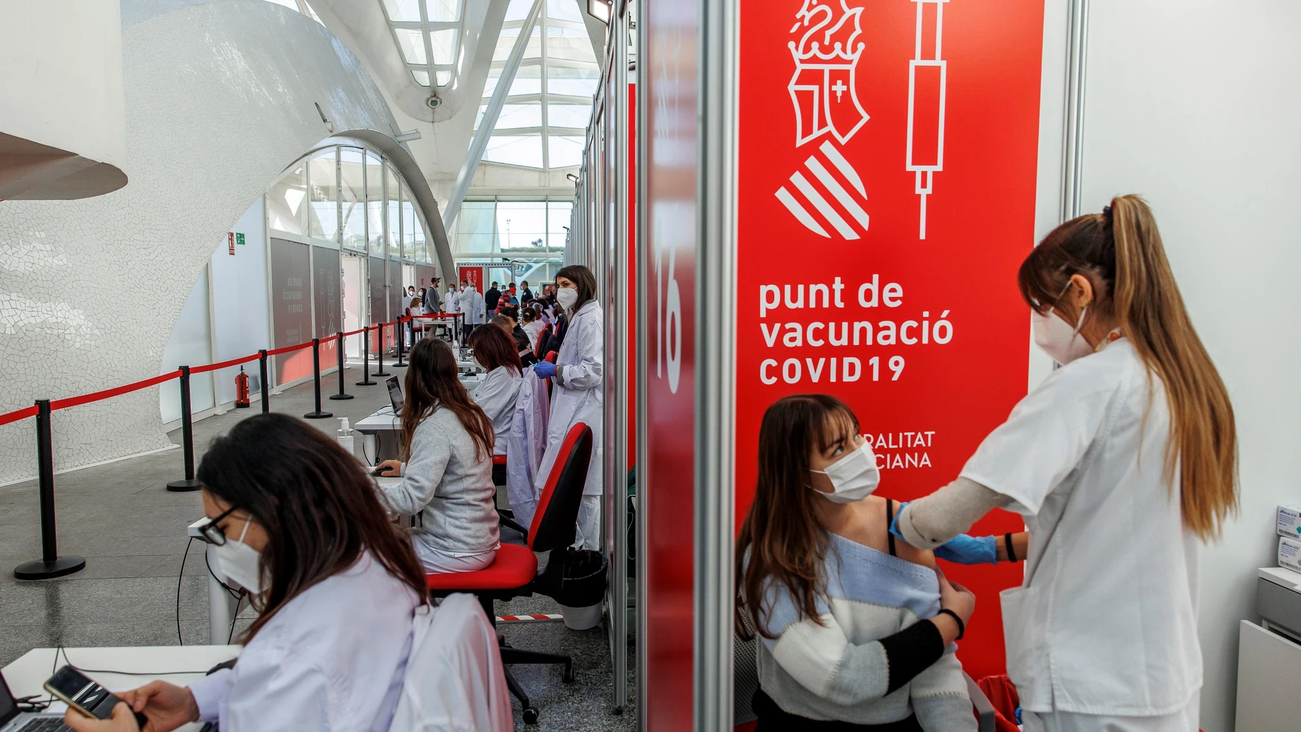 Una persona se vacuna contra el coronavirus en el centro de vacunación en la Ciudad de las Artes y las Ciencia de Valencia