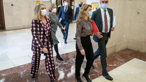 (I-D) La consejera de Fomento, Infraestructuras y ordenación del Territorio de Andalucía, Marifrán Carazo; la ministra de Transportes, Movilidad y Agenda Urbana, Raquel Sánchez; y el alcalde de Sevilla, Antonio Muñoz, a su llegada a una reunión en el Ministerio de Transportes. A. Pérez Meca / Europa Press