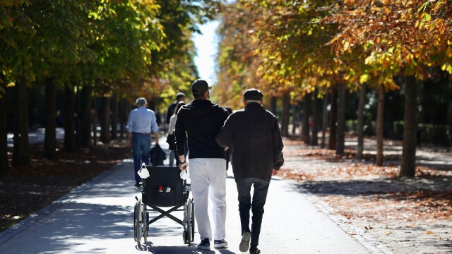 Personas mayores paseando por el Retiro en Madrid, España