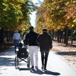 Personas mayores paseando por el Retiro en Madrid, España