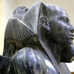 El halcón que rodea la cabeza del faraón simboliza el dios Horus
