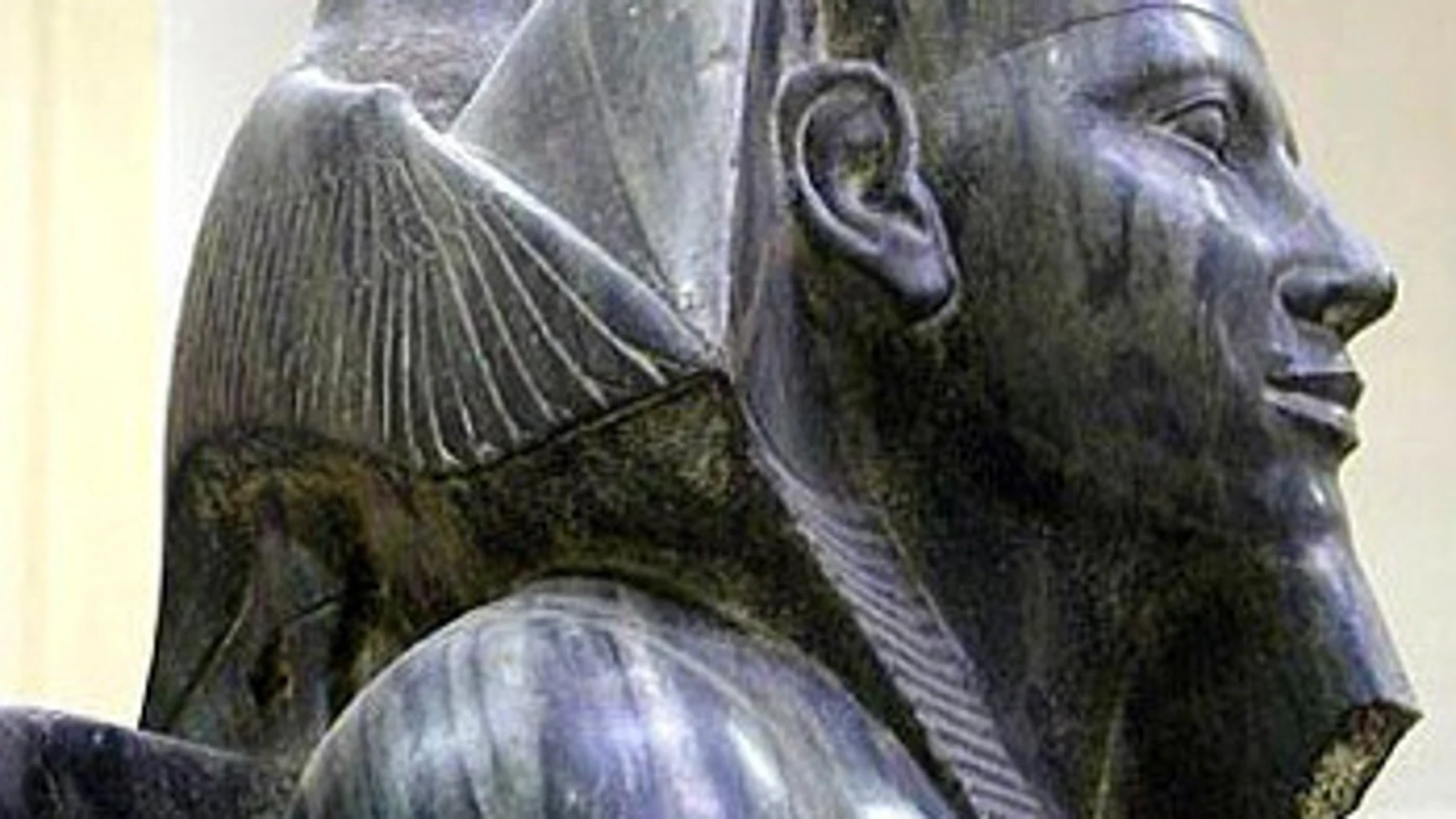 El halcón que rodea la cabeza del faraón simboliza el dios Horus