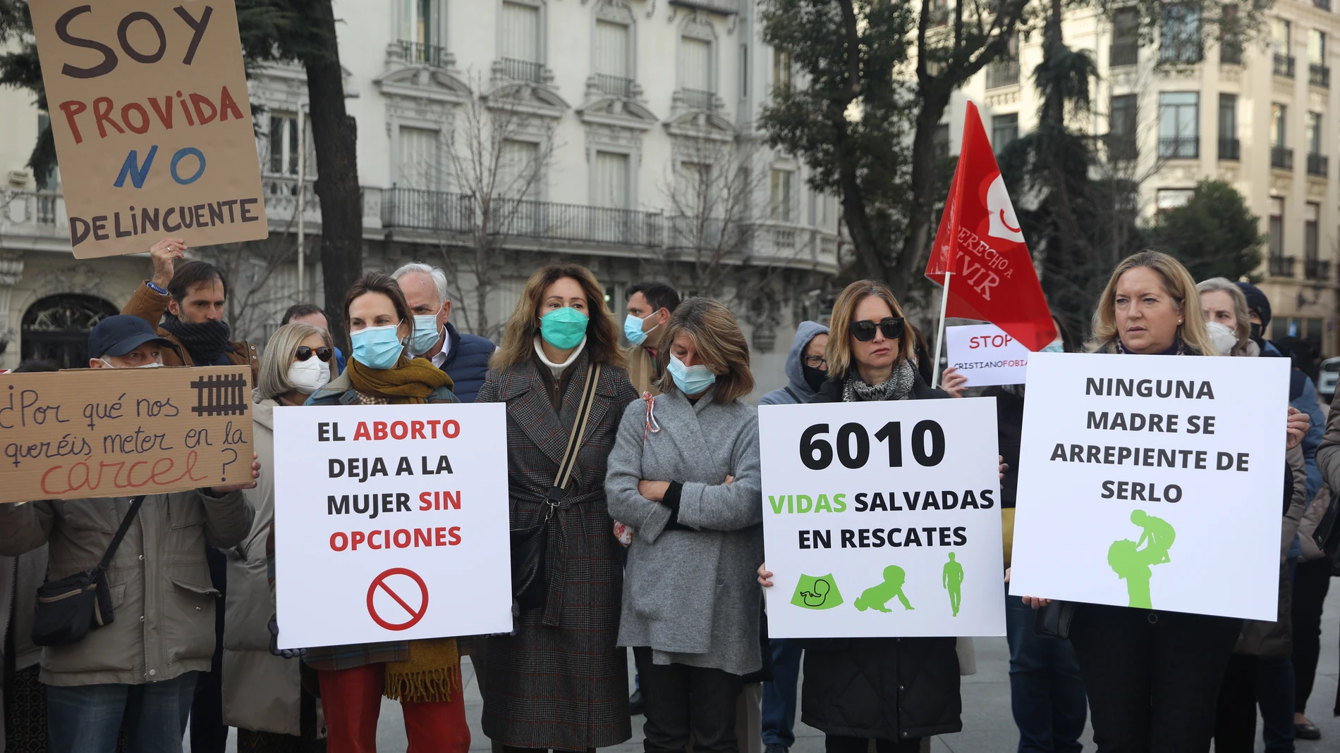 Varias personas con pancartas en una concentración provida contra la penalización a quienes obstaculicen el aborto, frente al Congreso de los Diputados, a 3 de febrero de 2022, en Madrid (España)