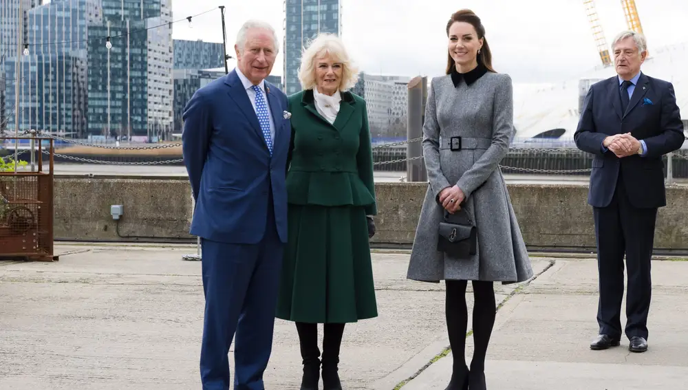 La duquesa de Cambridge junto al príncipe Carlos y Camila Parker-Bowles