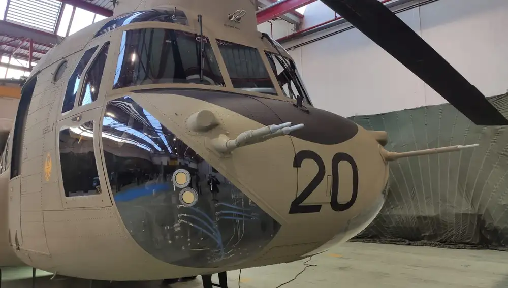 Imagen frontal del nuevo helicóptero Chinook F recibido por el Ejército