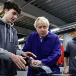 El "premier" Boris Johnson visita un centro de formación profesional en Middleton