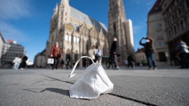 Una mascarilla tirada en una calle de Viena, Austria,