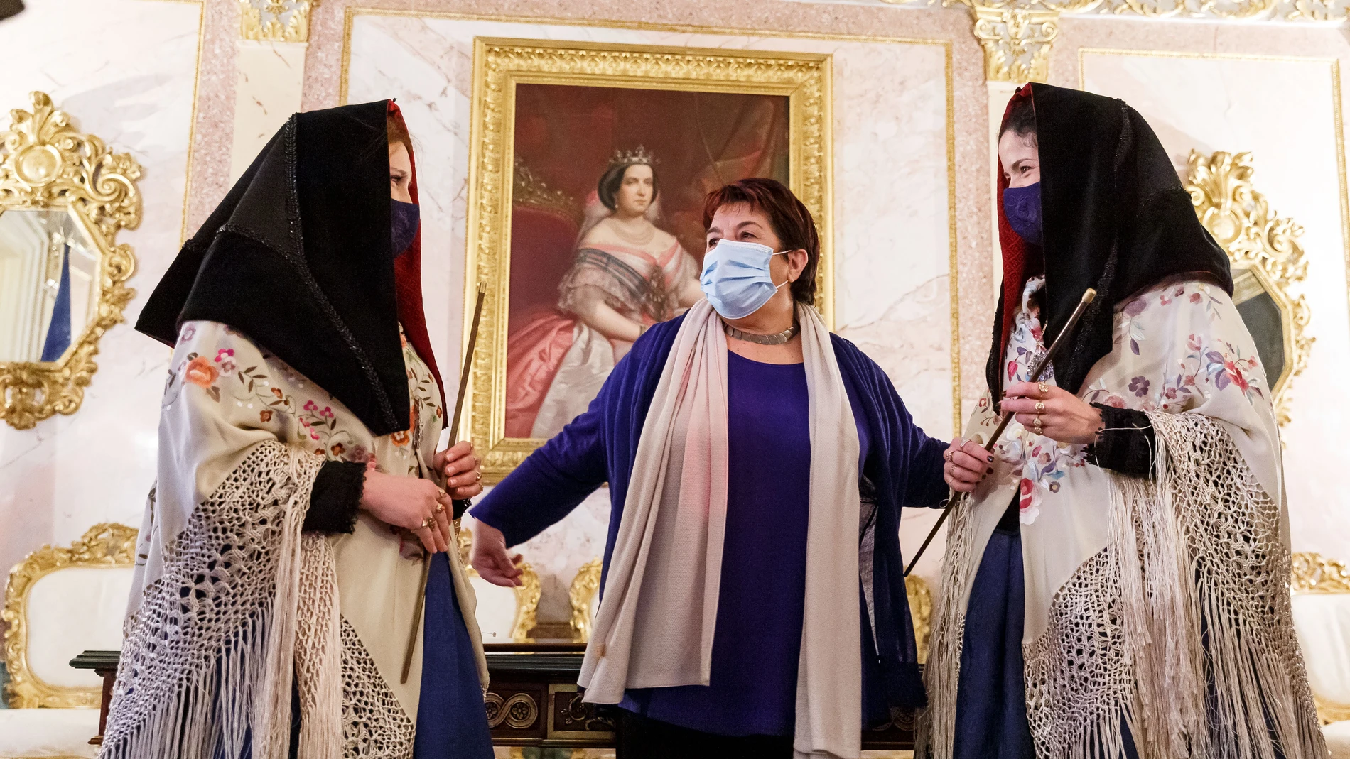 La alcaldesa de Segovia, Clara Luquero, entrega simbólicamente el bastón de mando a las alcaldesas de Zamarramala, Alicia Calvo (D) y María Elena Rincón (I), con motivo de las Fiestas de Santa Ágüeda