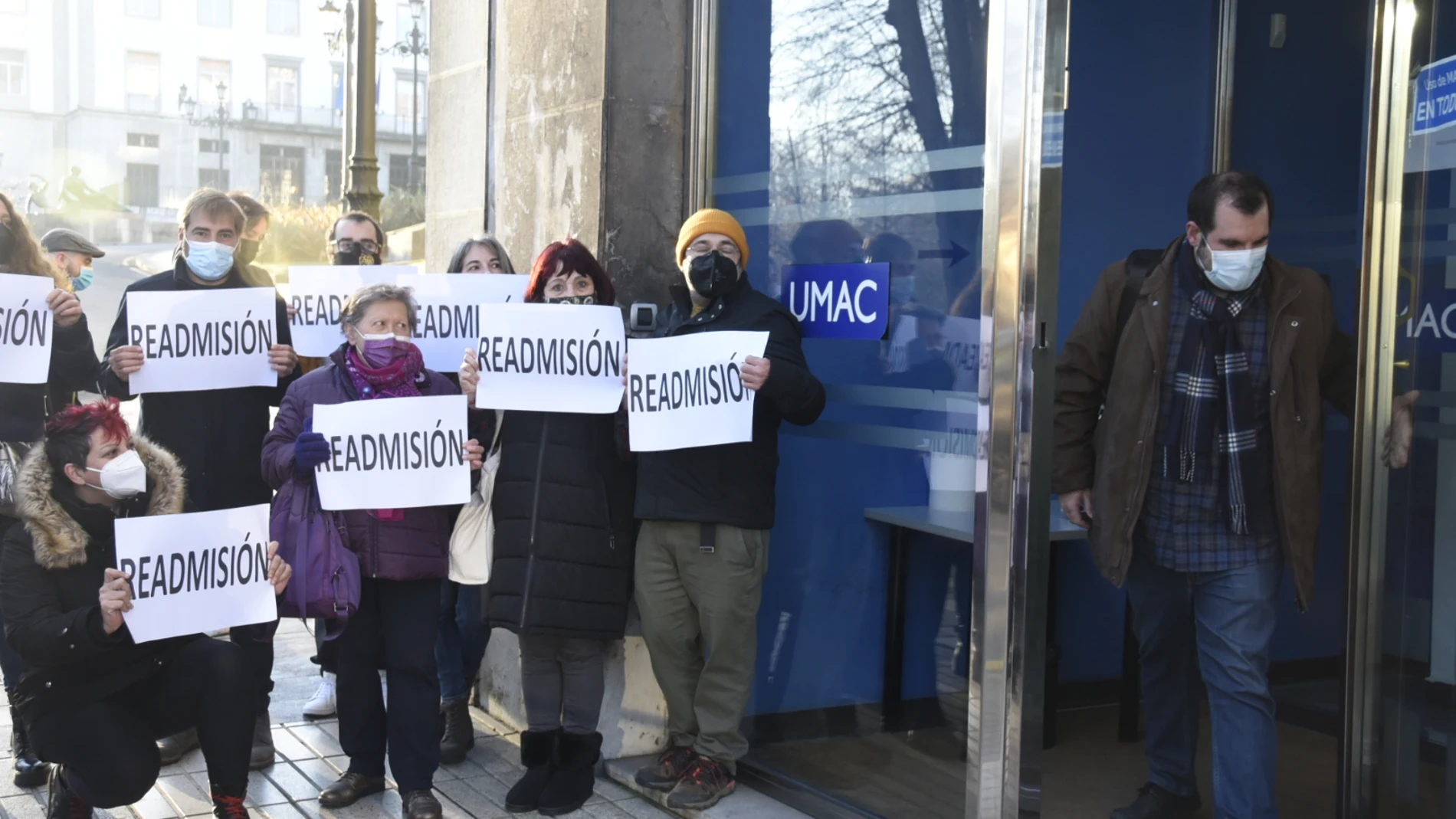 Militantes de Podemos se manifiestan contra el despido irregular de cuatro trabajadores, un día antes de que se apruebe la reforma laboral