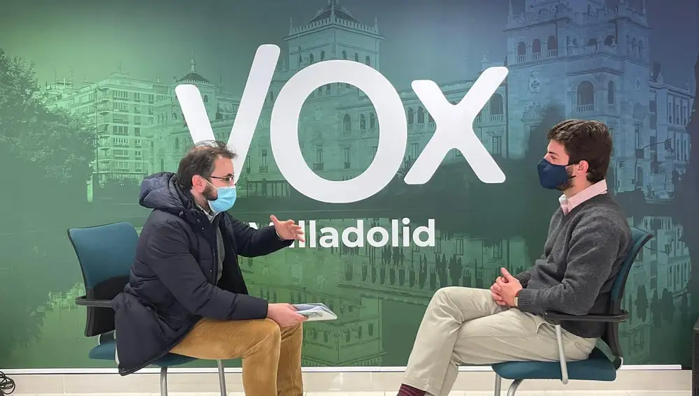 Un momento de la entrevista de LA RAZÓN al candidato de Vox a la Presidencia de la Junta, Juan García-Gallardo
