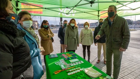 El secretario general de VOX, Javier Ortega-Smith, atiende a los medios de comunicación frente a la Escuela de Policía, junto al cabeza de lista de la formación a las Cortes por Ávila, José Antonio Palomo