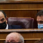 Sergio Sayas y Carlos García Adanero, en sus escaños en el Congreso
