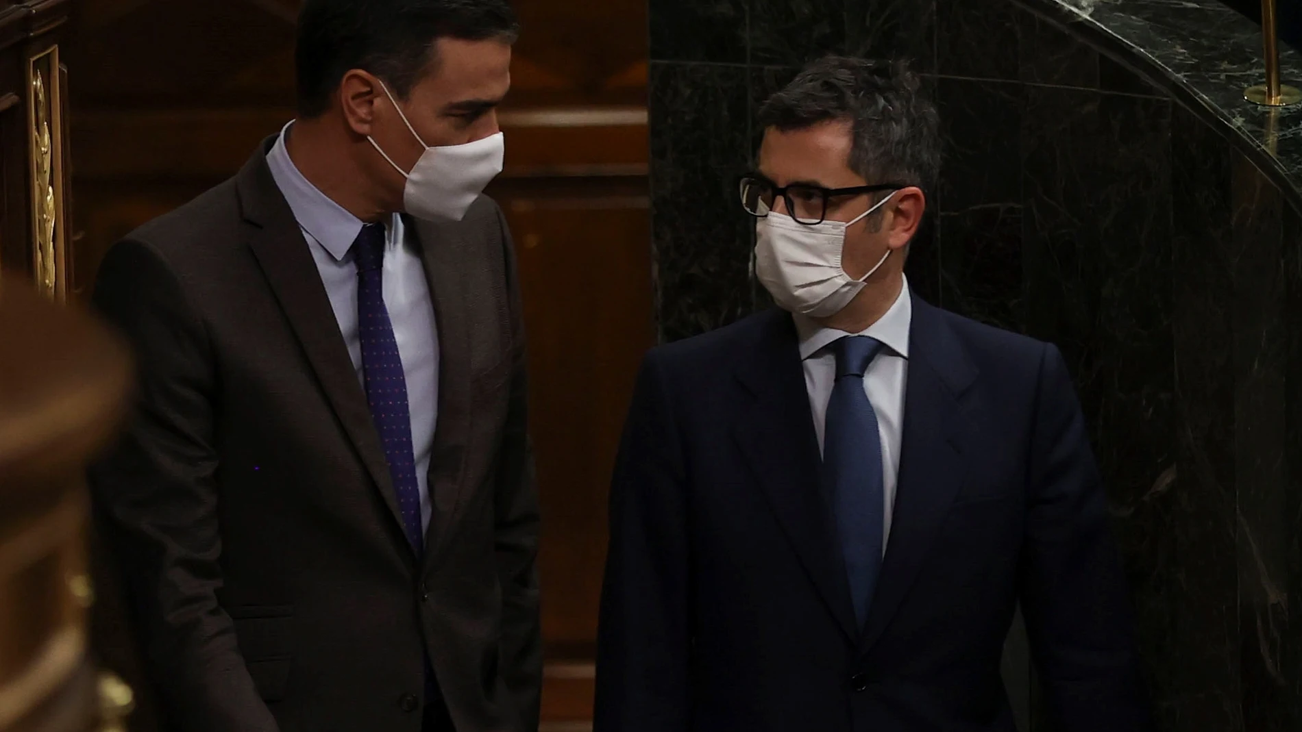 El presidente del Gobierno, Pedro Sánchez, y el ministro de la Presidencia, Félix Bolaños, conversan en el Congreso