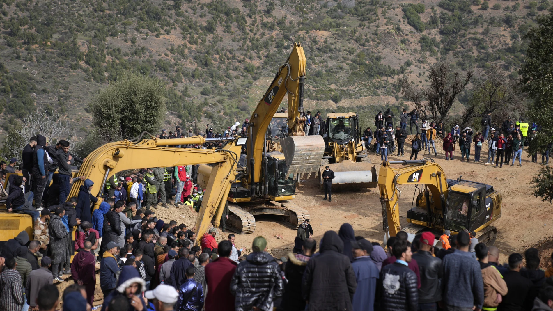 Los vecinos de Bab Berred cerca Chefchaouen se agolpan para ver el trabajo de los rescatistas para salvar al pequeño Rayan