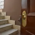 Llaves en la puerta de un casa