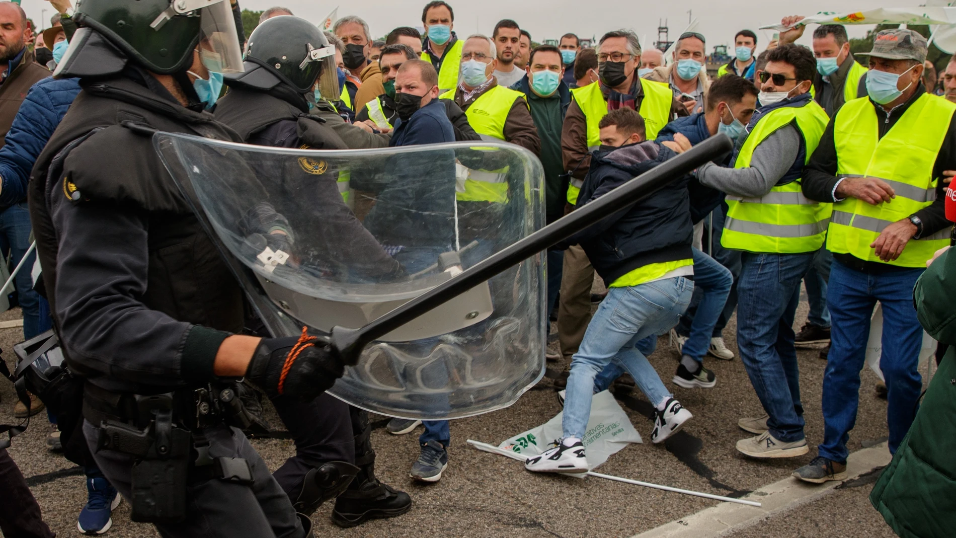 Un grupo de agricultores se enfrenta a los agentes de la Guardia Civil para acceder a la autopista AP-7 entre Sevilla y Cádiz, a la altura de la localidad sevillana de El Cuervo