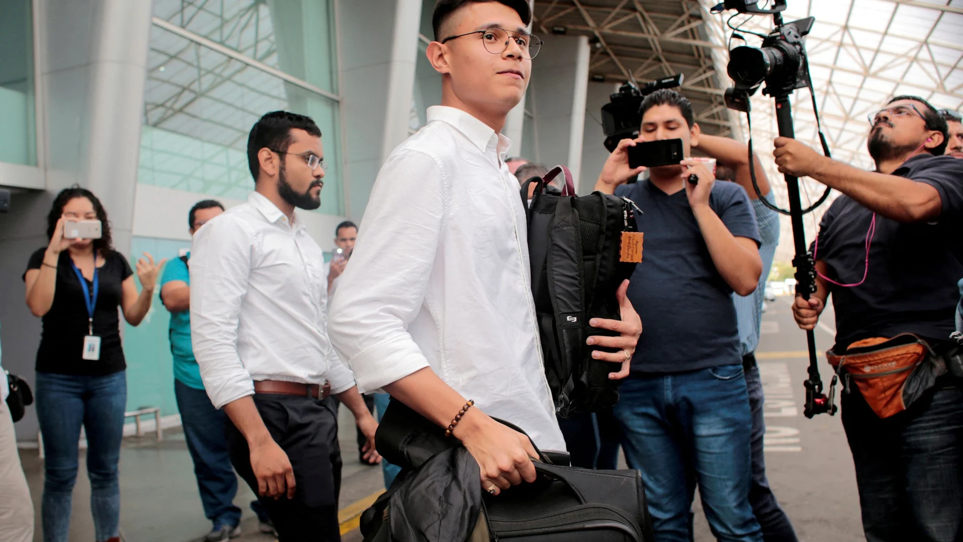 El líder estudiantil Lesther Alemán llega al Aeropuerto Internacional Augusto C. Sandino después de pasar un año en el exilio, en Managua, Nicaragua.