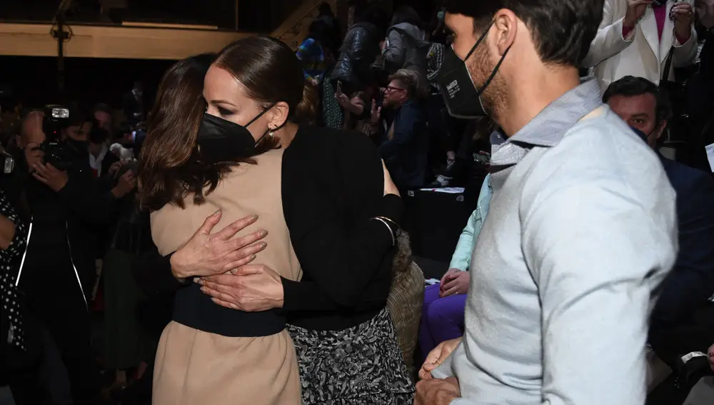 Tana Rivera se funde en un abrazo con Eva González junto a Cayetano Rivera
