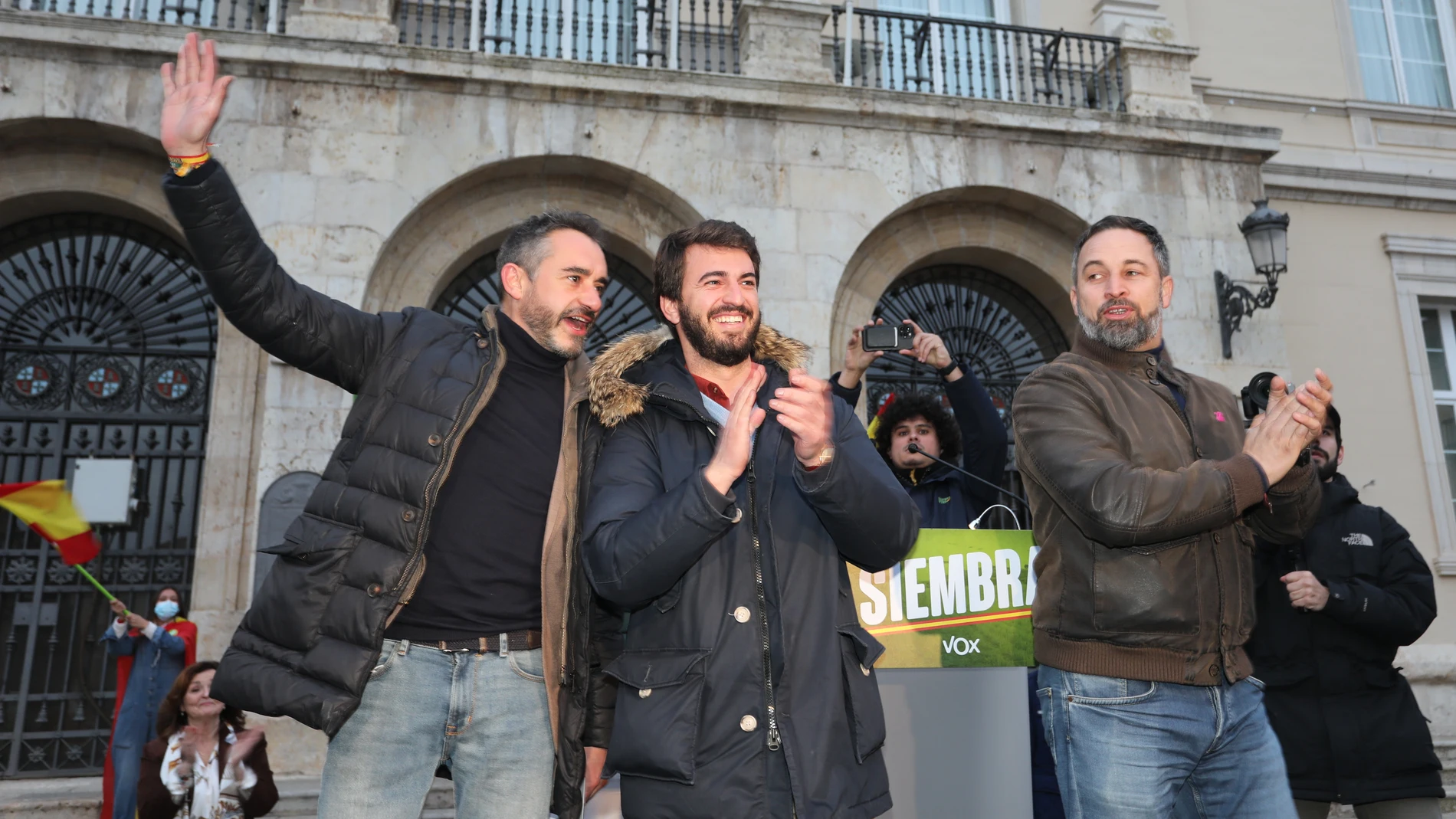 El presidente nacional de Vox, Santiago Abascal; el candidato a la Presidencia de la Junta de Castilla y León, Juan García-Gallardo; y el cabeza de lista por Palencia, David Hierro, participan en un acto electoral en la plaza Mayor de Palencia