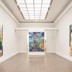 En el centro, "Mydas", un óleo sobre tela de corteza de lubugo de Michael Armitage, en la Real Academia de Bellas Artes de San Fernando