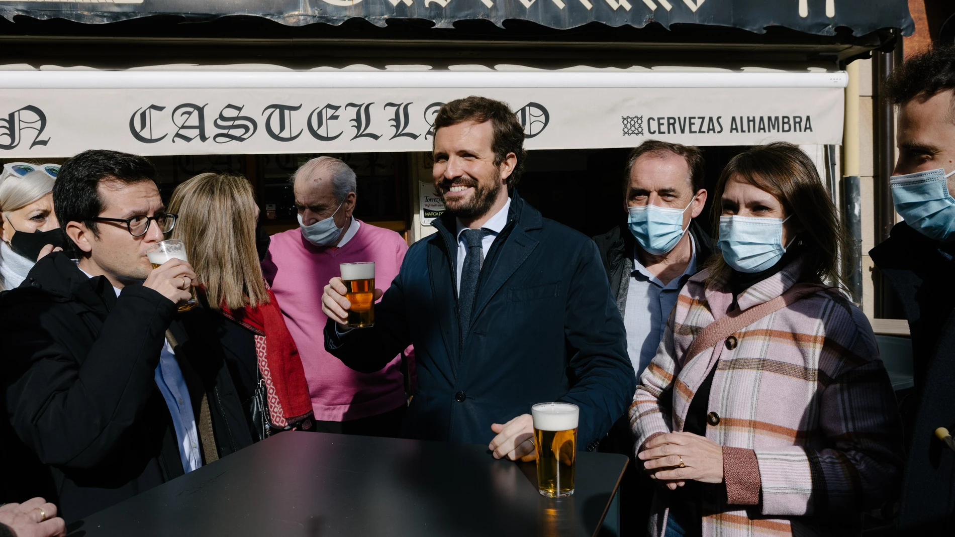 Casado acompañado de militantes de su partido tomando una caña en un bar de Soria