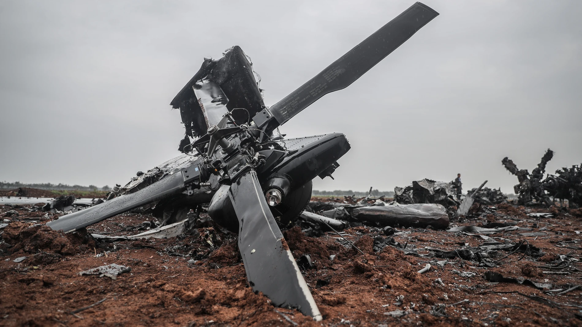 Restos del helicóptero que perdieron ls tropas de élite USA durante la operación contra el jefe de Daesh Photo: Anas Alkharboutli/dpa 04/02/2022 ONLY FOR USE IN SPAIN