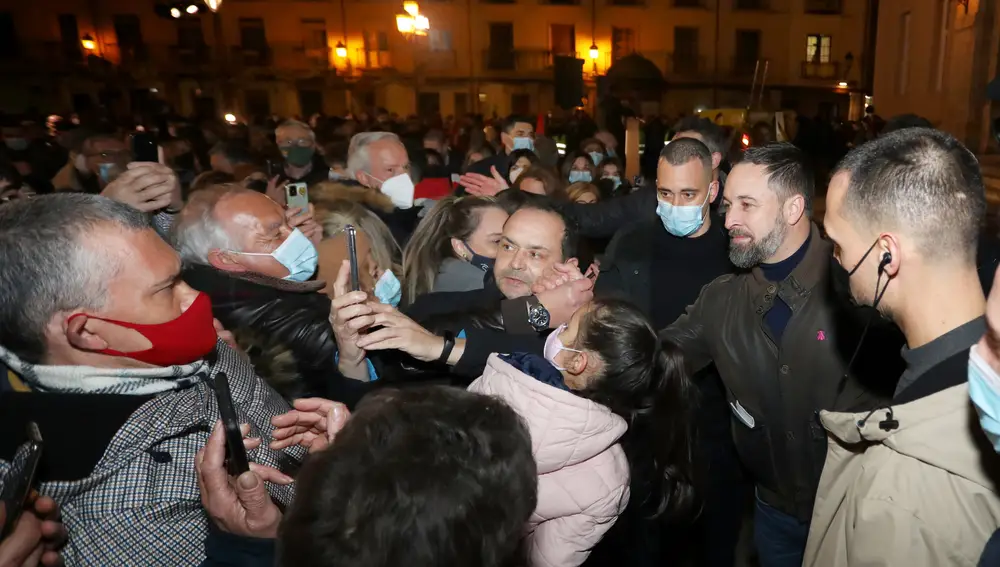 El presidente nacional de Vox, Santiago Abascal; el candidato a la Presidencia de la Junta de Castilla y León, Juan García-Gallardo; y el cabeza de lista por Palencia, David Hierro, participan en un acto electoral en la plaza Mayor de Palencia