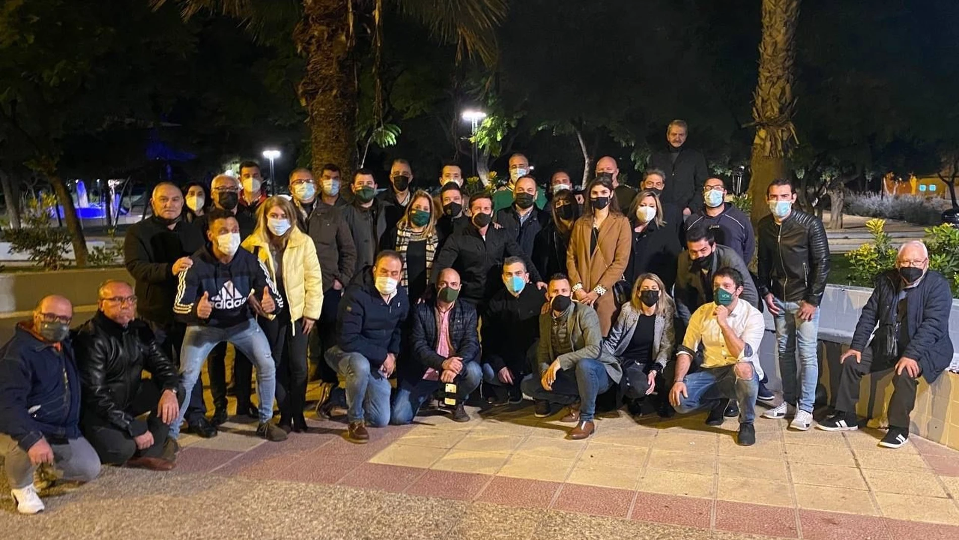 Juan José Arias con los vecinos que le apoyaron durante el pleno de Guadalupe