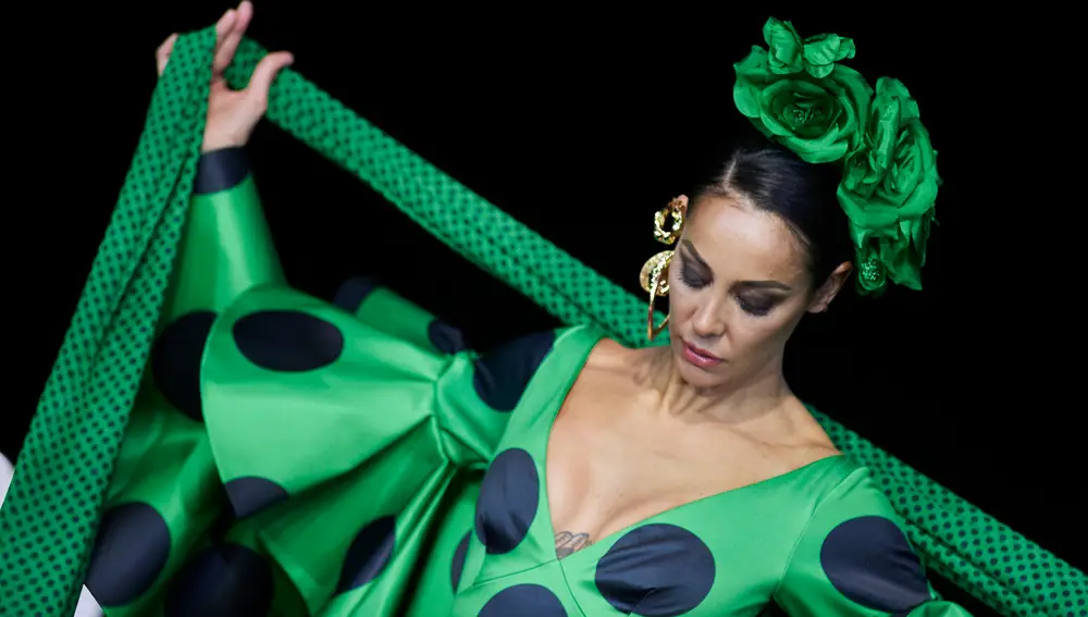 Una modelo pasando con un vestido de la diseñadora Raquel Bollo durante el tercer día del SIMOF